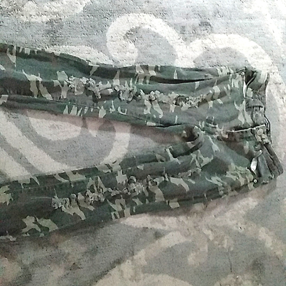 Almost Famous Mid Rise Roll up camo jeans! SIZE: 5
